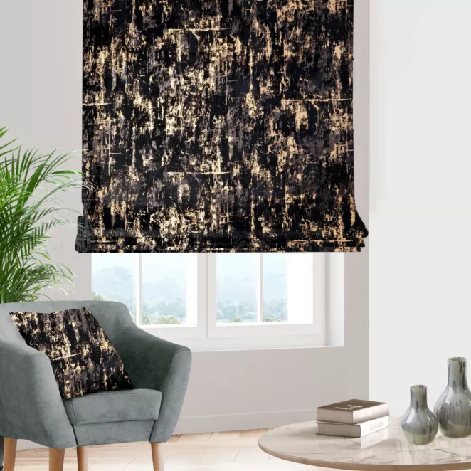Roleta rzymska czarno złocista z tkaniny welwetowej zdobionej połyskującym drukiem