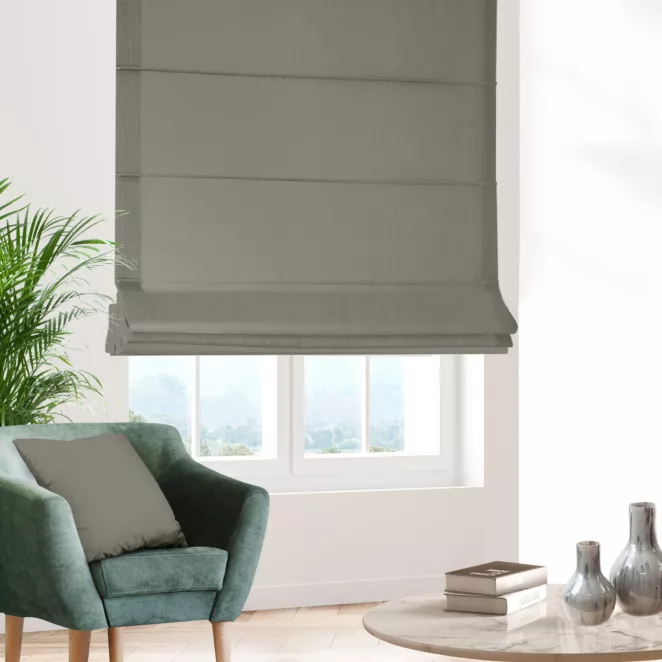 Roleta rzymska jasnoszara z gładkiej tkaniny zaciemniającej typu dimout wykończona obciążnikiem
