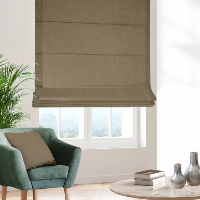 Roleta rzymska ciemnobrązowa z tkaniny o naturalnym splocie w stylu eko