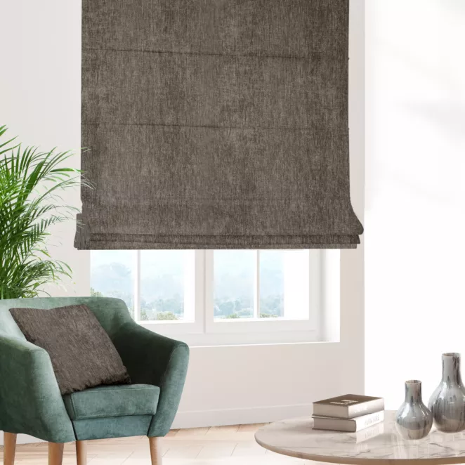 Roleta rzymska beżowa z tkaniny o szenilowej strukturze