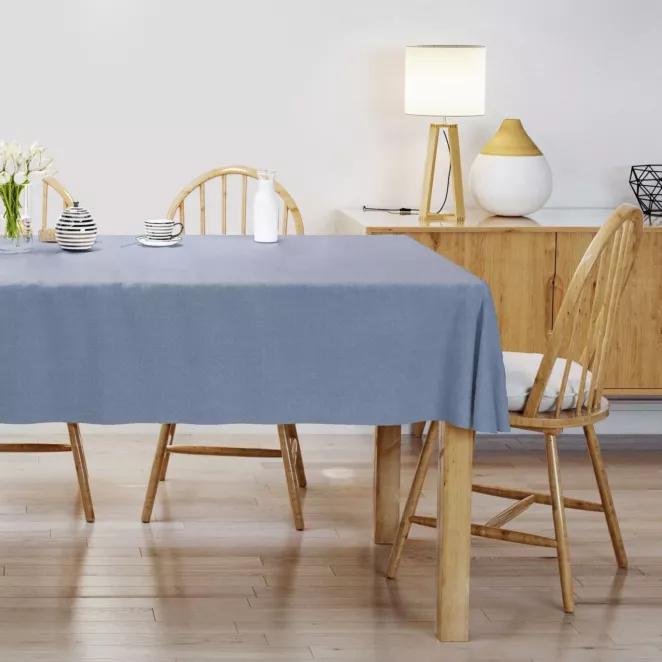 Obrus szyty jasnoniebieski z miękkiej, matowej tkaniny w drobny geometryczny wzór