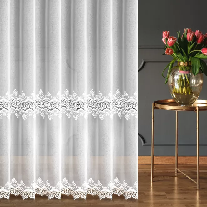 Firana szyta na taśmie fala biała z miękkiej, matowej tkaniny ozdobionej aplikacją z wzorem fantazyjnym