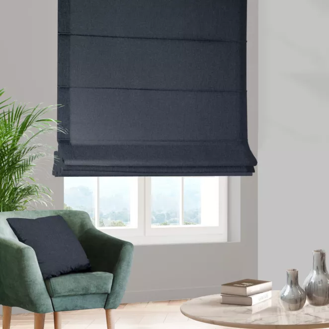 Roleta rzymska granatowa z tkaniny o naturalnym splocie w stylu eko