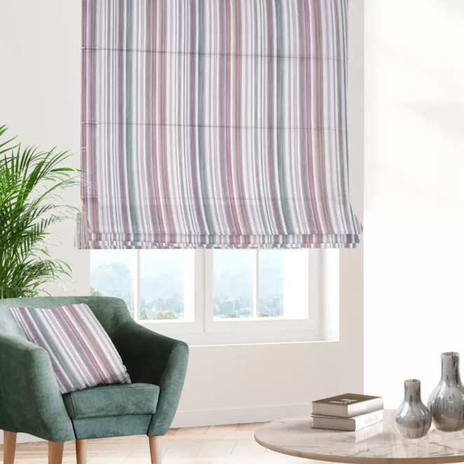 Roleta rzymska różowo popielata z tkaniny o naturalnym splocie z nadrukowanym wzorem w pasy