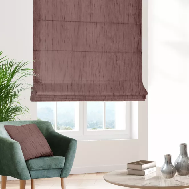 Roleta rzymska wrzosowa z tkaniny welwetowej w pionowe prążki, wykończona obciążnikiem