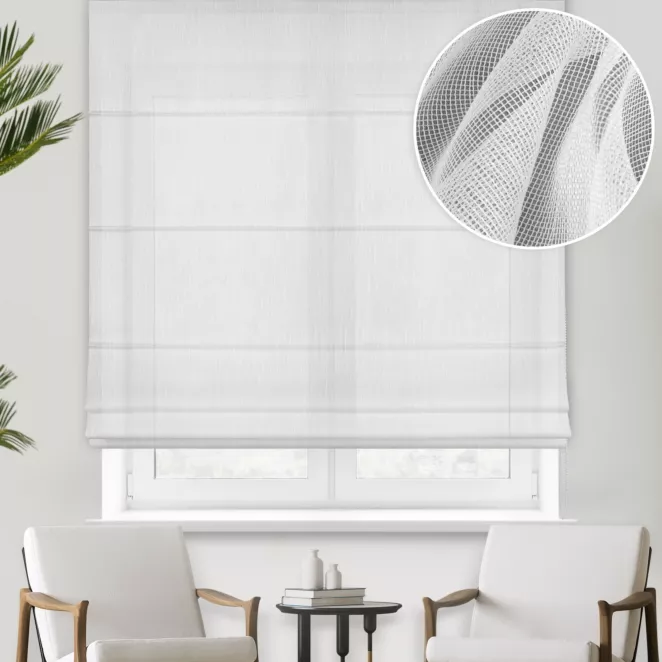 Roleta rzymska biała z drobnej, matowej siateczki o naturalnym wyglądzie, wykończona obciążnikiem