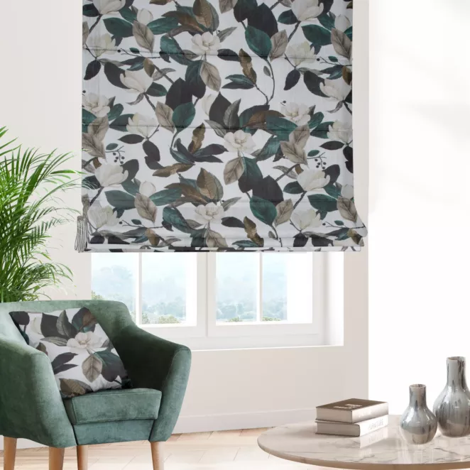 Roleta rzymska biało ciemnozielona z miękkiej tkaniny o naturalnym splocie z kwiatowym wzorem
