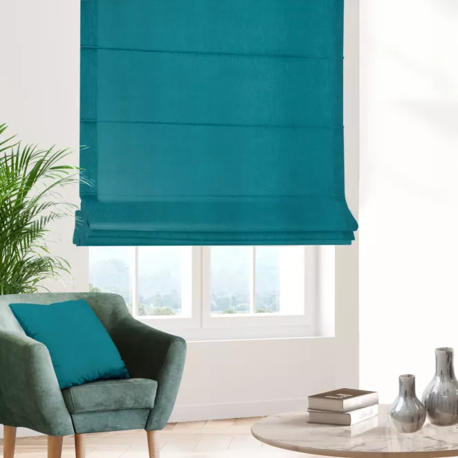 Roleta rzymska turkusowa z miękkiej tkaniny o welurowej strukturze