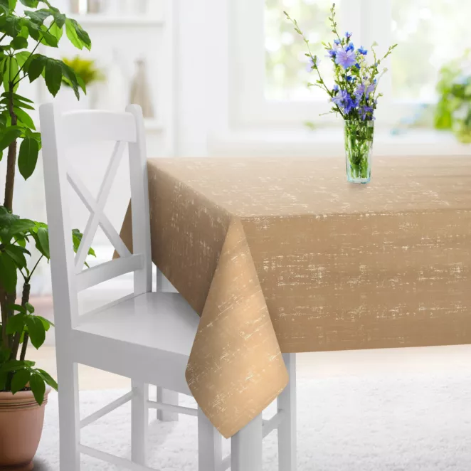 Obrus szyty beżowo złocisty z miękkiej tkaniny o strukturze weluru z połyskliwym nadrukiem
