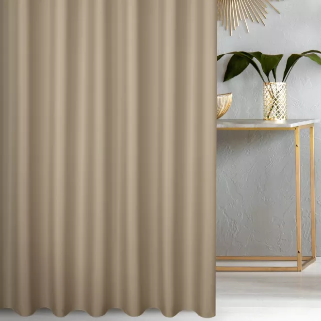 Zasłona szyta na taśmie fala ciemnobeżowa z gładkiej tkaniny zaciemniającej typu dimout wykończona obciążnikiem