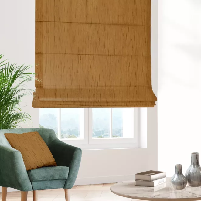 Roleta rzymska ceglasta z tkaniny welwetowej w pionowe prążki, wykończona obciążnikiem