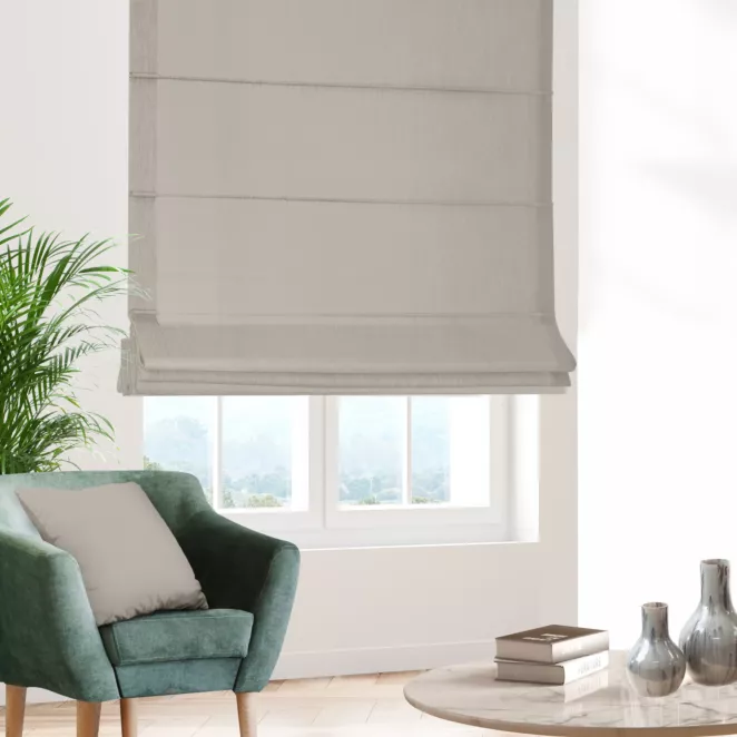 Roleta rzymska ciemnobeżowa z miękkiej tkaniny w drobny wzór jodełkowy