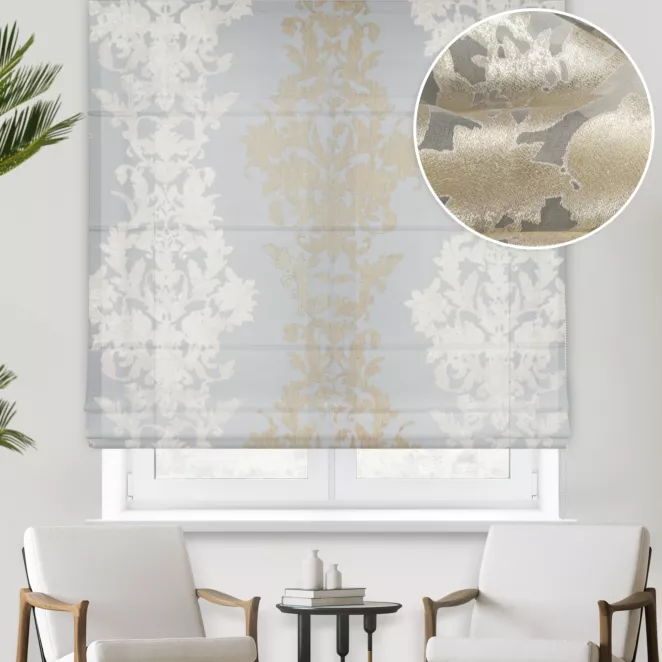 Roleta rzymska naturalno beżowa z przezroczystej organtyny ozdobionej dużym, połyskliwym wzorem ornamentowym, wykończona obciążnikiem Italissima Eva Min