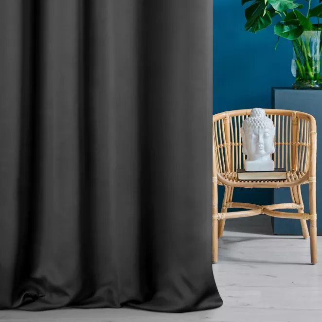 Zasłona szyta na taśmie fala czarna z gładkiej tkaniny zaciemniającej typu dimout