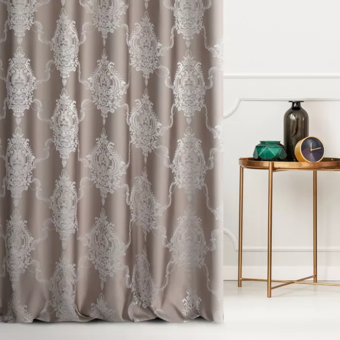 Zasłona szyta na taśmie fala ciemnobeżowo srebrna z eleganckiej tkaniny w duży ornamentowy wzór
