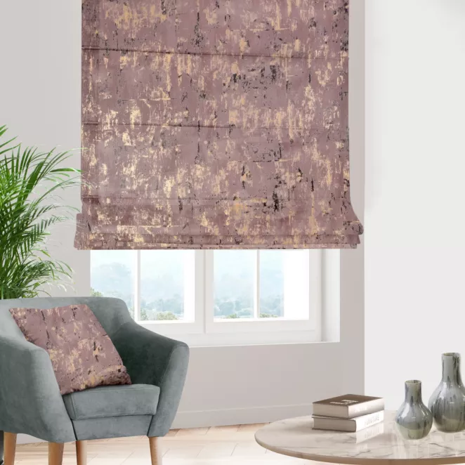Roleta rzymska pudrowo różowo złocista z tkaniny welwetowej zdobionej połyskującym drukiem