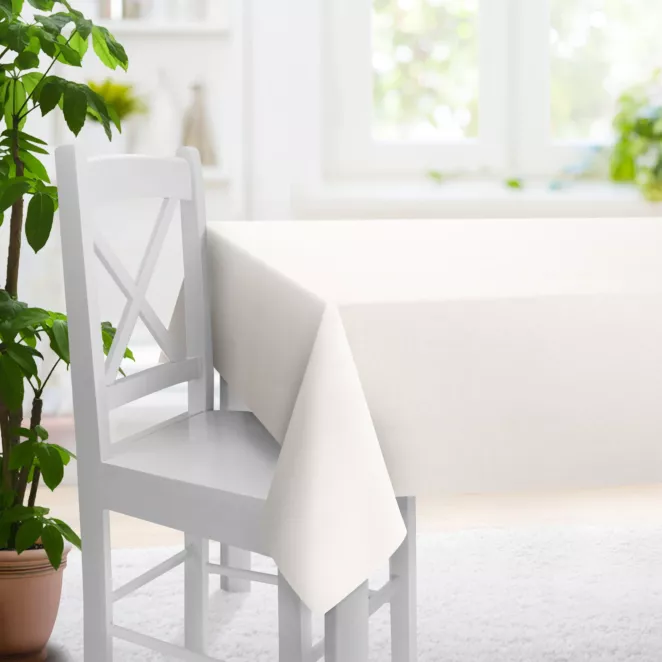 Obrus na wymiar jasnobeżowy z miękkiej w dotyku tkaniny szenilowej