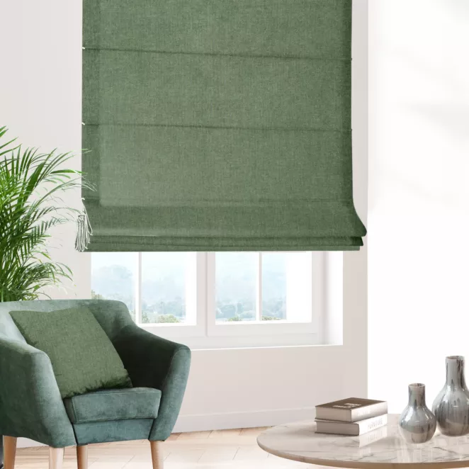 Roleta rzymska zielona miękka, szenilowa tkanina o wyraźnym splocie i delikatnym połysku