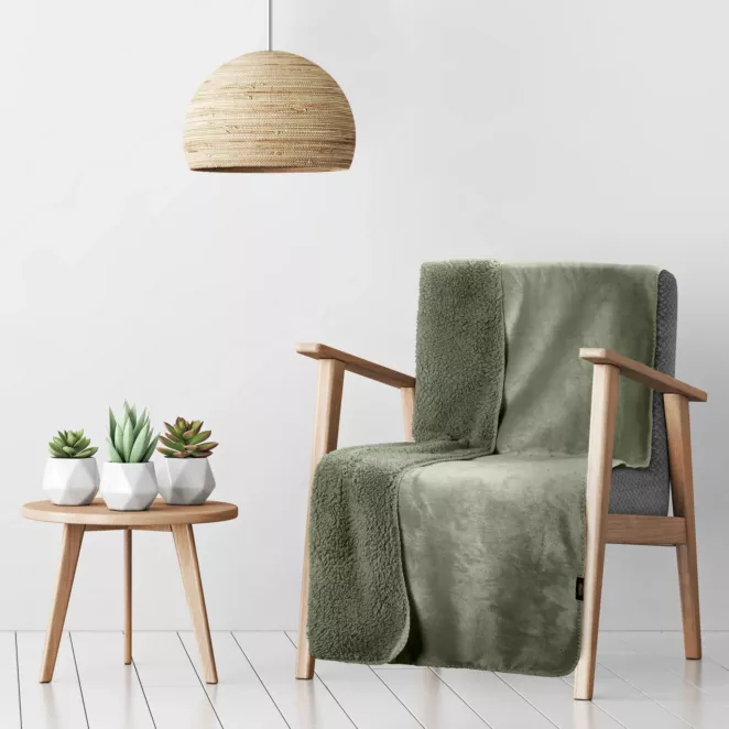 Narzuta, koc na fotel 70x160 cm oliwkowa z miękkiego polaru ze strukturą baranka TEDY Eurofirany Premium