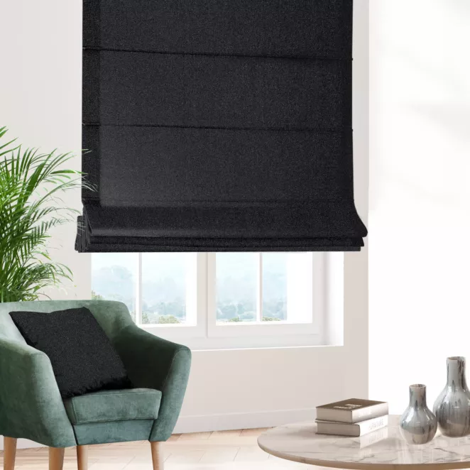 Roleta rzymska czarno srebrna z gładkiej tkaniny przeplatanej błyszczącą lureksową nicią