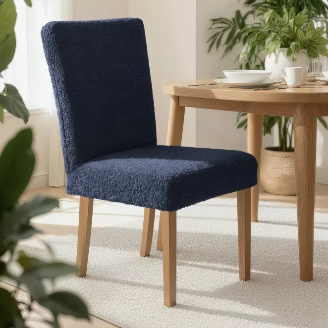 Pokrowiec na krzesło granatowy wodoodporny 35x55x30 cm o strukturze boucle Design 91  Eurofirany