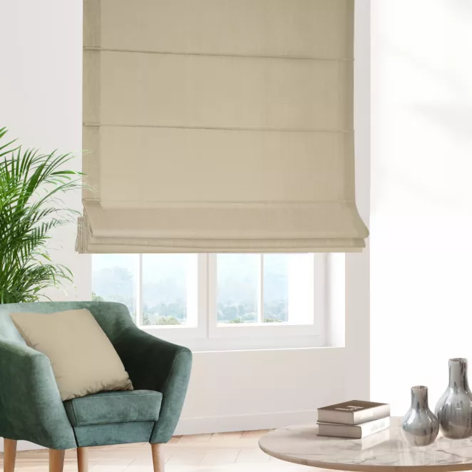 Roleta rzymska beżowa z miękkiej tkaniny o welurowej strukturze i wyraźnym splocie