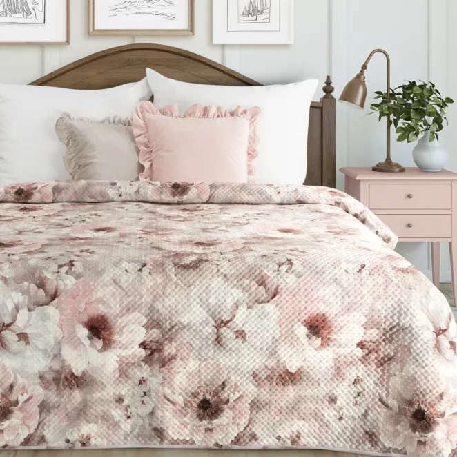 Narzuta pudrowa, ciemnobeżowa 170x210 cm pikowana metodą hot press zdobiona nadrukiem kwiatów FLORINA Eurofirany