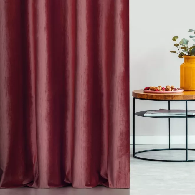 Zasłona szyta na taśmie fala bordowa z tkaniny welwetowej w pionowe prążki, wykończona obciążnikiem