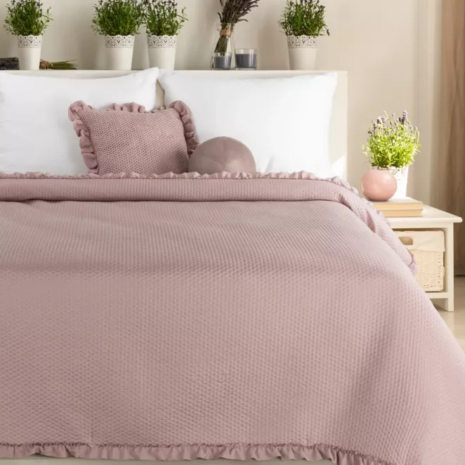 Narzuta pudrowa pikowana metodą hot press z ozdobną falbanką 170x210 cm FALBANKA Design 91  Eurofirany