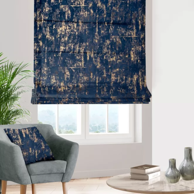 Roleta rzymska granatowo złocista z tkaniny welwetowej zdobionej połyskującym drukiem