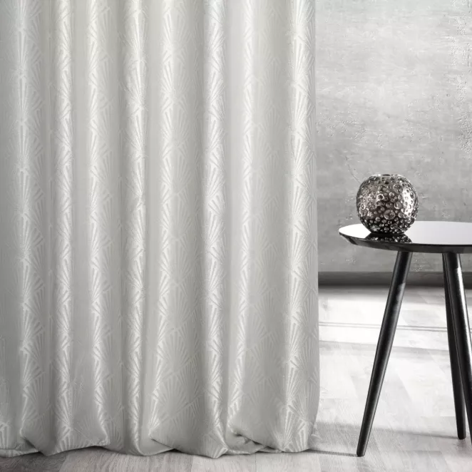 Zasłona szyta na taśmie fala jasnokremowa z tkaniny, z geometrycznym wzorem, z dodatkiem połyskującej nici