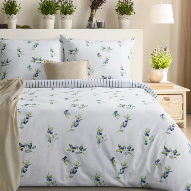 Pościel 140x200 cm komplet 2 częściowy z satyny bawełnianej kolor biało, granatowy zdobiona nadrukiem uroczych jagódek RAYA 4 Eurofirany
