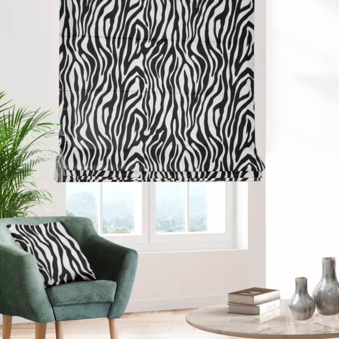 Roleta rzymska biało czarna z miękkiej tkaniny z nadrukiem, wzór w zebrę