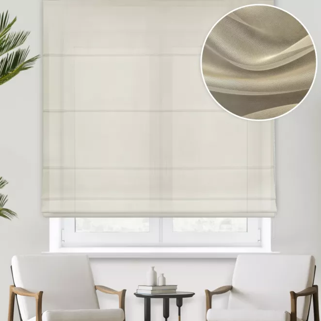 Roleta rzymska beżowa z delikatnie połyskującej tkaniny typu PERU z efektem opalizującym, wykończona obciążnikiem