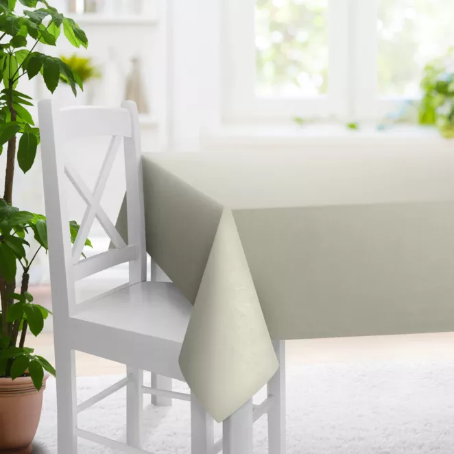 Obrus szyty kremowy z miękkiej tkaniny welwetowej z efektem kreszowania, wykończona obciążnikiem