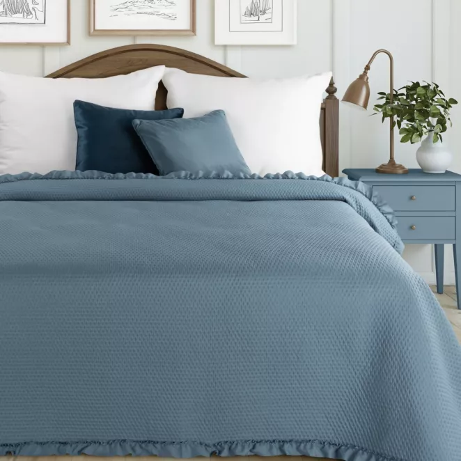 Narzuta granatowa pikowana metodą hot press z ozdobną falbanką 220x240 cm FALBANKA Design 91  Eurofirany