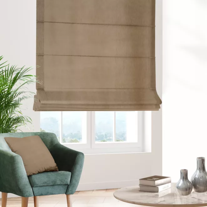 Roleta rzymska ciemnobeżowa z gładkiego, matowego welwetu