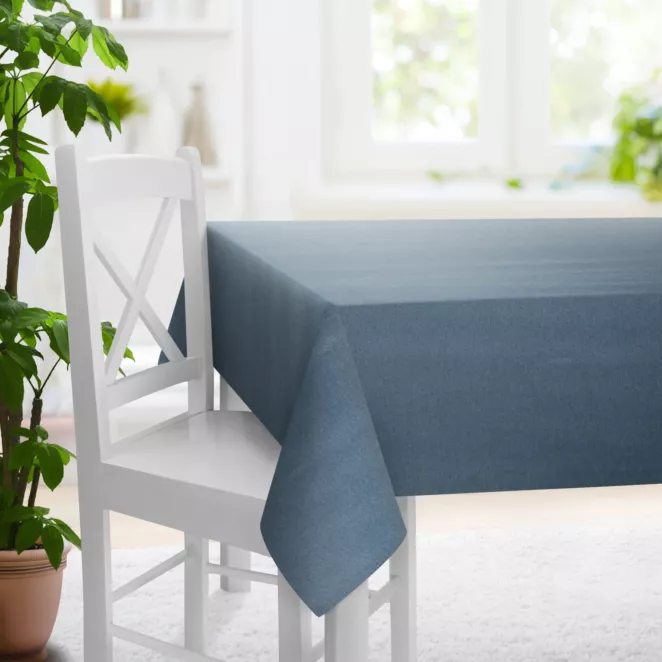 Obrus szyty niebieski z tkaniny typu dimout o średnim stopniu zaciemnienia