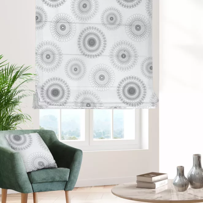 Roleta rzymska biało popielata z miękkiej tkaniny z nadrukiem w fantazyjny wzór