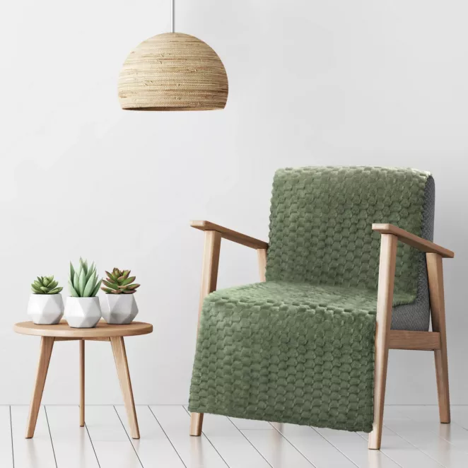 Narzuta na fotel-koc 70x160 cm ciemnooliwkowy miękka i miła w dotyku z wytłaczanym wzorem 3D CINDY 6 DESIGN 91 Eurofirany