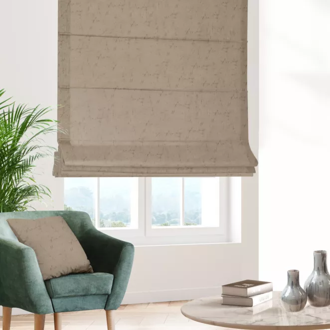 Roleta rzymska jasnobeżowa z miękkiej tkaniny welwetowej z efektem kreszowania, wykończona obciążnikiem