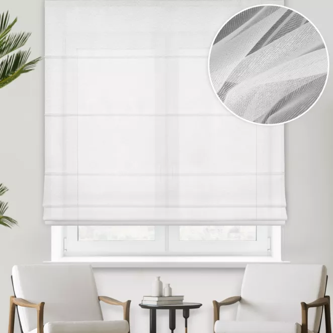 Roleta rzymska biała z delikatnej tkaniny z pobłyskującą nicią, wykończona obciążnikiem