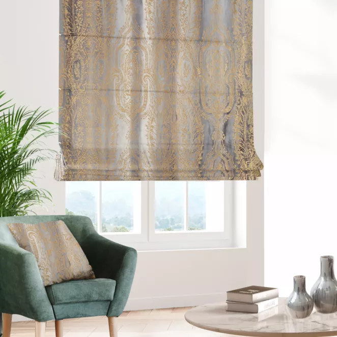 Roleta rzymska jasnoszaro złocista z grubej welwetowej tkaniny w elegancki połyskujący wzór