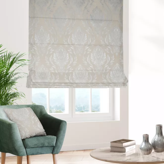 Roleta rzymska kremowo srebrna z szenilowej tkaniny w klasyczny wzór ornamentowy przetykany błyszczącą nicią Italissima Eva Minge