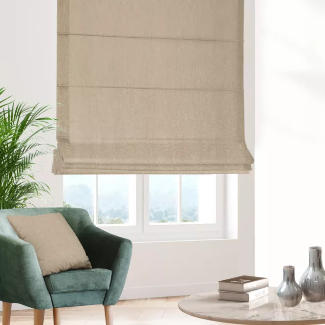 Roleta rzymska ciemnokremowa z tkaniny strukturalnej z delikatnym połyskiem