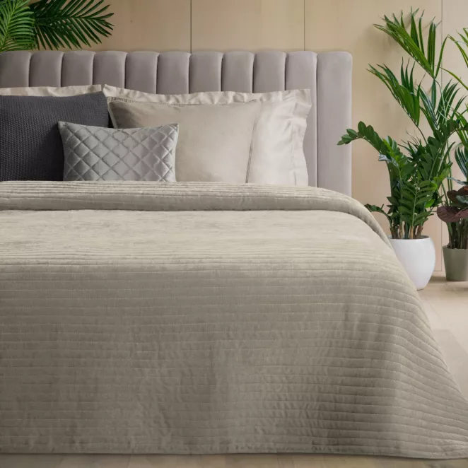 Narzuta szenilowa beżowa 220x240 cm pikowana metoda hot press w pasy - GLORI - Eurofirany