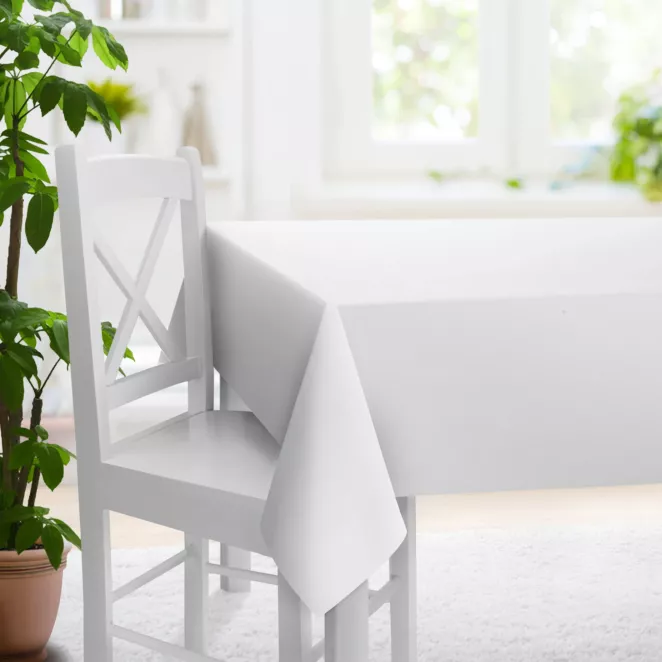 Obrus szyty biały z miękkiej tkaniny z naturalnym splotem