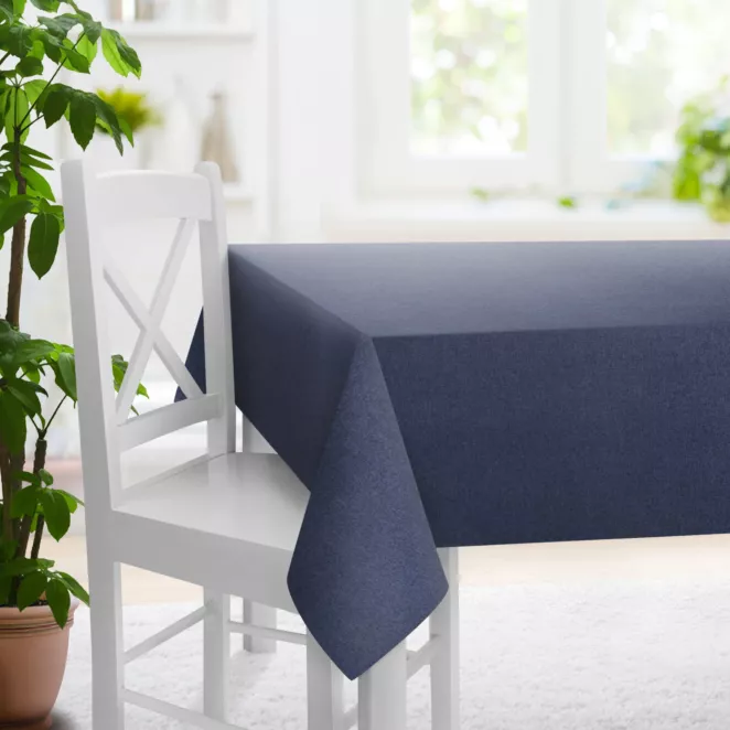 Obrus szyty granatowy z tkaniny trudnopalnej, zaciemniającej, typu blackout z efektem melanżu
