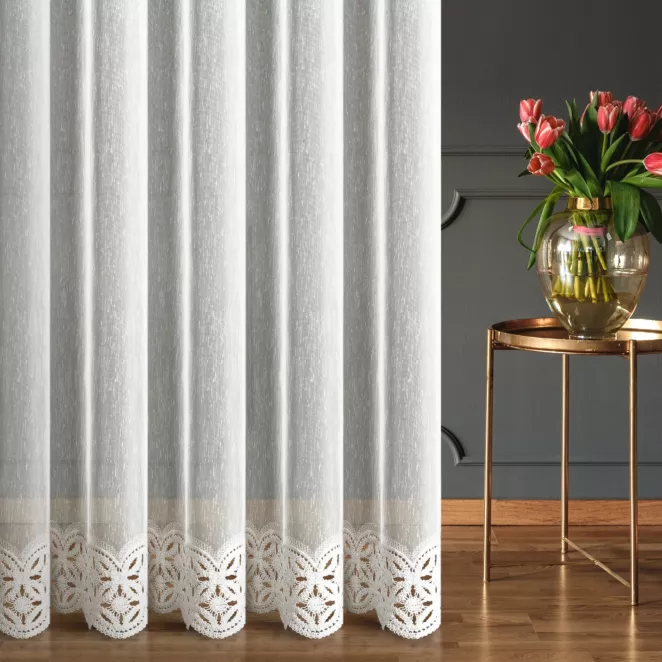 Firana szyta na przelotkach naturalna z cienkiej matowej tkaniny z efektem deszczyku zdobionej kordonkową aplikacją