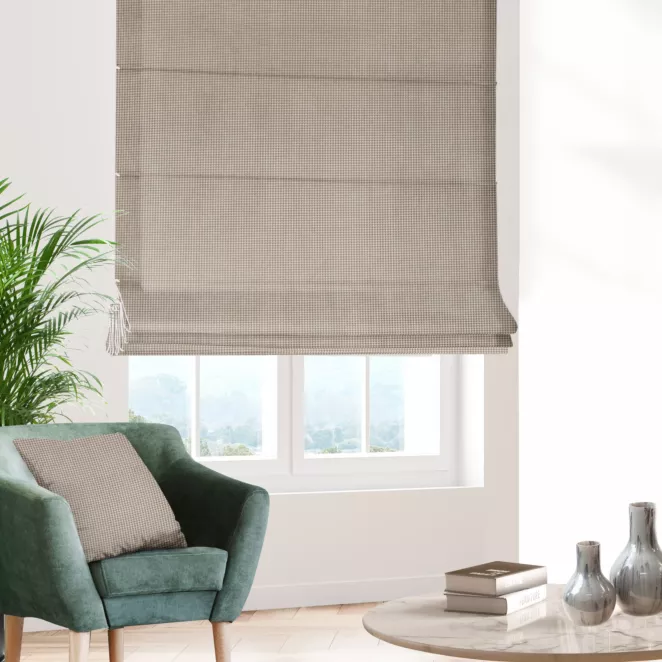 Roleta rzymska beżowo srebrna tkanina welwetowa z błyszczącym, metalicznym nadrukiem drobnej pepitki